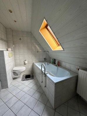 Tina con regadera, amenidades de baño gratuitas, toallas, jabón