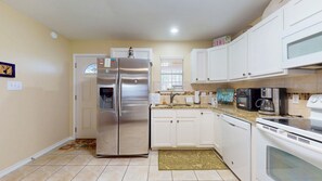 Fridge, microwave, oven, stovetop - Ocean Whisper: 3  BR, 2  BA House in Crystal Beach, Sleeps 8 (Bolivar Peninsula)