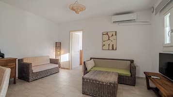 Apartment, 1 Bedroom, Pool View | Peti besi dalam bilik, seterika/papan seterika, Wi-fi percuma