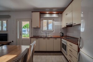 Frigorífico, horno, placa de cocina y utensilios de cocina