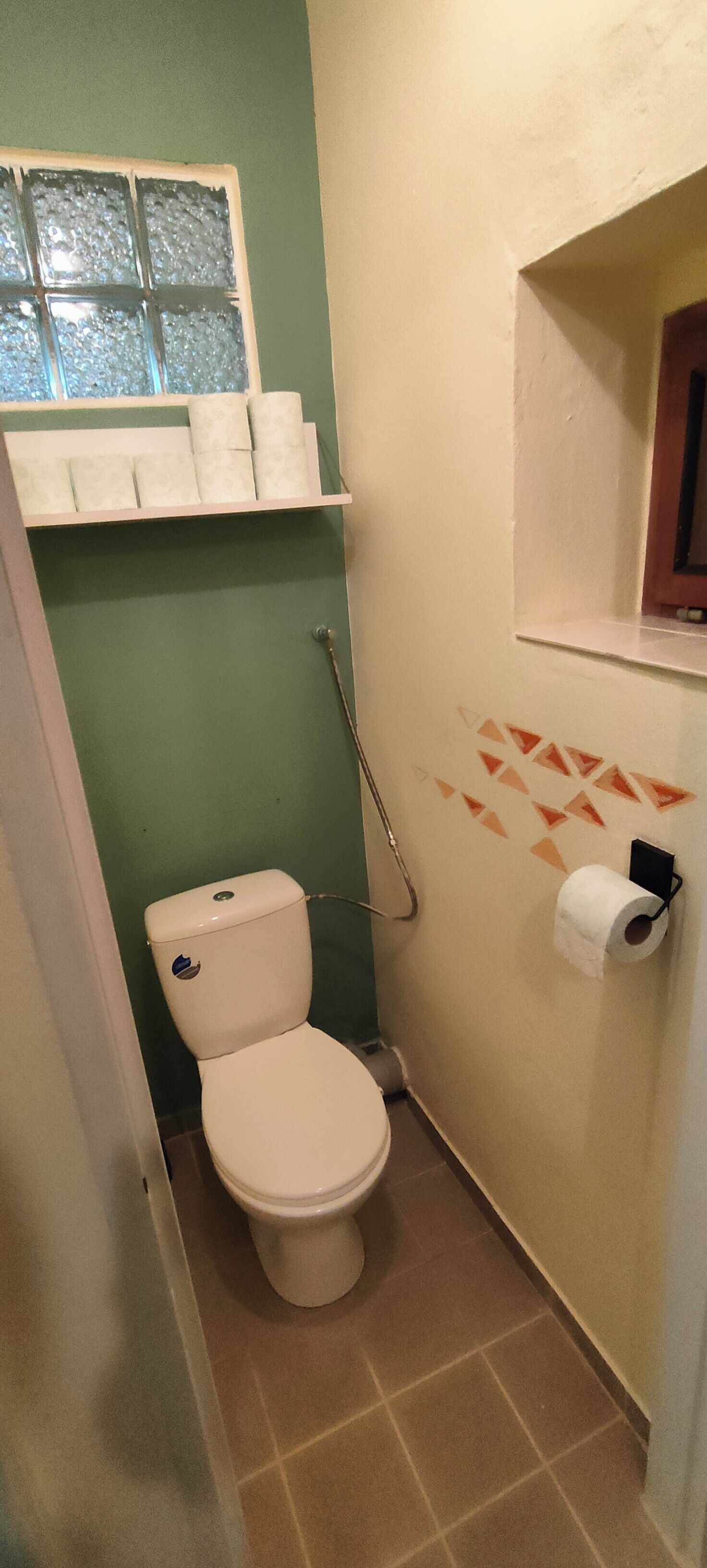 Ducha, secador de pelo, toallas y jabón