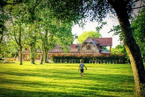 المنطقة المحيطة بالمنشأة