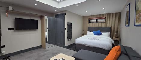 Tabla de planchar con plancha, internet y ropa de cama