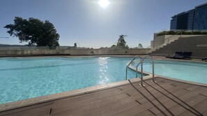 Una piscina al aire libre de temporada