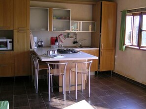 Private kitchen - Nature Retreat at Estate with Pets, Pool & Garden (Neuilly-le-Réal)