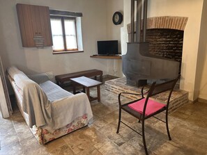 Living area - Rustic Cottage in Neuilly-le-Réal, Pets Allowed (Neuilly-le-Réal)