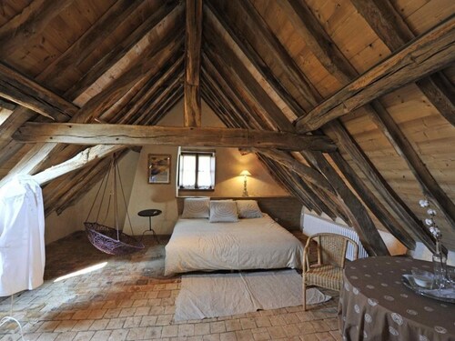 Rustic Cottage in Neuilly-le-Réal, Pets Allowed