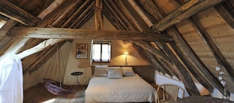Rustic Cottage in Neuilly-le-Réal, Pets Allowed