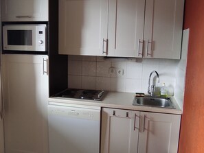 Réfrigérateur, micro-ondes, plaque de cuisson, lave-vaisselle