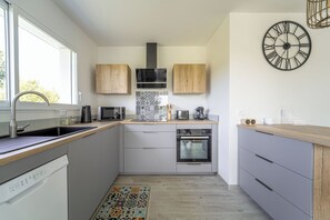 Réfrigérateur, micro-ondes, four, lave-vaisselle