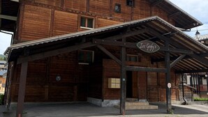A wooden building with a covered entrance and a sign that reads 'Les Gofy's.' - Les Gets - 2-Bedroom Apartment Near Slopes with Balcony and Parking (Les Gets)