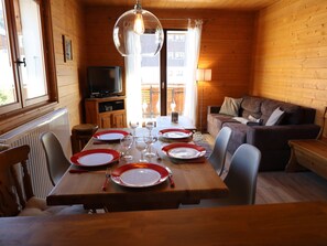Dining - Les Gets - 2-Bedroom Apartment Near Slopes with Balcony and Parking (Les Gets)