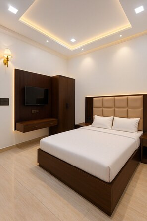 Iron/ironing board, WiFi, bed sheets - Spacious 14-bedroom hotel in soothing Agra with AC comfort (Agra)