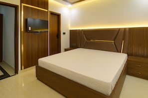 Iron/ironing board, WiFi, bed sheets - Spacious 14-bedroom hotel in soothing Agra with AC comfort (Agra)