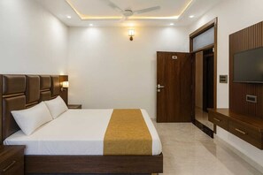14 bedrooms, iron/ironing board, WiFi, bed sheets - Spacious 14-bedroom hotel in soothing Agra with AC comfort (Agra)