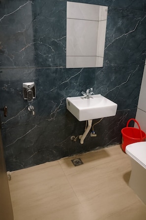 Shower, jetted tub, hair dryer, bidet - Spacious 14-bedroom hotel in soothing Agra with AC comfort (Agra)