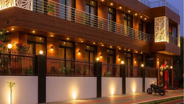 Un hôtel au design moderne, avec une enseigne bien visible portant le nom « Hotel Empress Grand ».