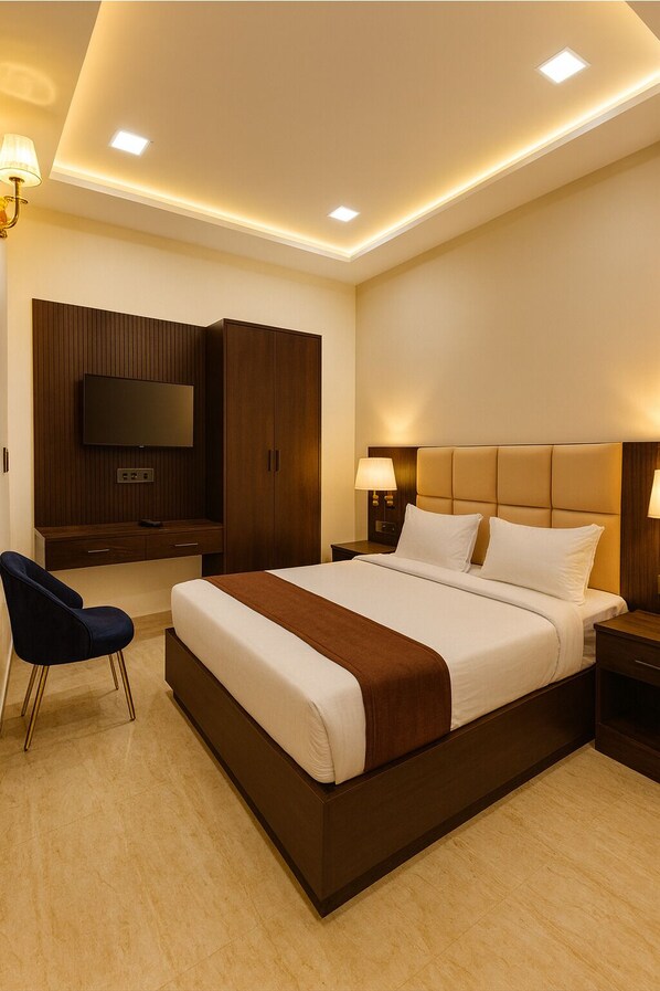 Iron/ironing board, WiFi, bed sheets - Spacious 14-bedroom hotel in soothing Agra with AC comfort (Agra)