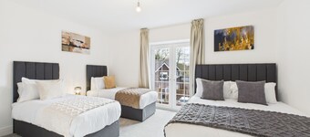 Luxurious 4-Bedroom Home | Sleeps 12 Guests | High-Speed WiFi | Free Parking