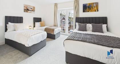 Luxurious 4-Bedroom Home | Sleeps 12 Guests | High-Speed WiFi | Free Parking