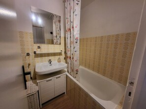 Bathroom - Cozy studio in Montgenèvre, near center, sunny balcony (Montgenèvre)
