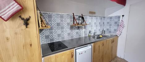 Réfrigérateur, micro-ondes, cafetière/bouilloire, grille-pain