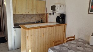 Wasserkocher mit Kaffee-/Teezubehör, Kühlschrank, Mikrowelle