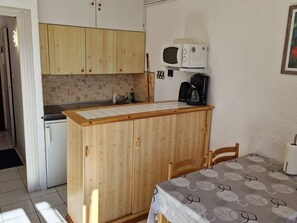 Fridge, microwave, coffee/tea maker - Studio Cabin in Les Angles center, practical with sleeping area (Les Angles)