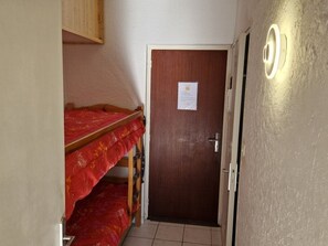 Interior - Studio Cabin in Les Angles center, practical with sleeping area (Les Angles)
