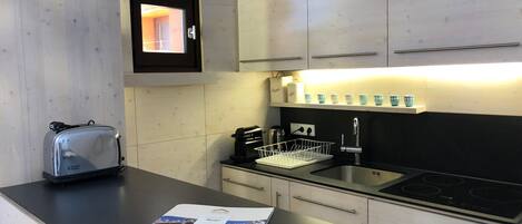 Réfrigérateur, micro-ondes, four, lave-vaisselle