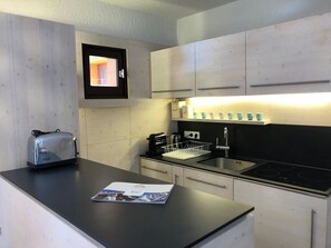 Fridge, microwave, oven, dishwasher - 3-Room Apartment in Méribel Center with Parking and WiFi (Méribel)