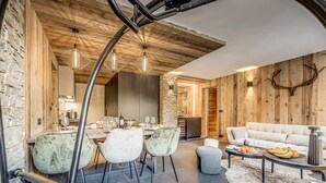 Un interior moderno con comedor, cocina y sala de estar.