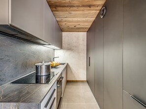 Coffee/tea maker, fridge, microwave, oven - Tignes - Chalet Club 1, 10 Pers, 4 Rms, 93m² with Wifi (Tignes)
