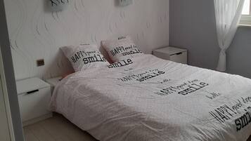 2 chambres, fer et planche à repasser, Wi-Fi, draps fournis