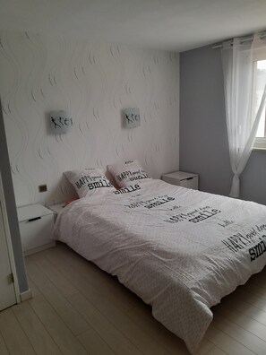 2 chambres, fer et planche à repasser, Wi-Fi, draps fournis