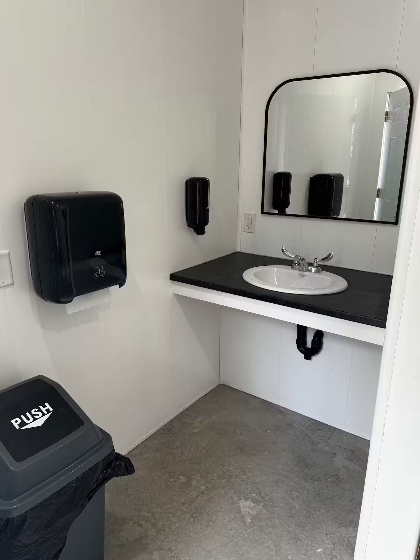 Sèche-cheveux, serviettes fournies, savon, papier toilette