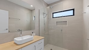 Douche, séchoir à cheveux, serviettes fournies