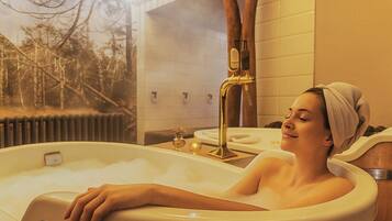 Salas de tratamiento para parejas, sauna y tina de hidromasaje