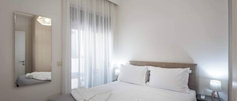 Tabla de planchar con plancha, cuna de viaje, wifi y ropa de cama