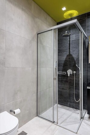 Shower, hair dryer, towels, shampoo - Harma City Living - Street View Standard Apartment (Chania)