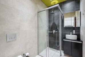 Dusche, Haartrockner, Handtücher, Shampoo