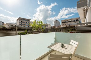 Outdoor dining - Harma City Living - Garden View Family Apartment (Chania)