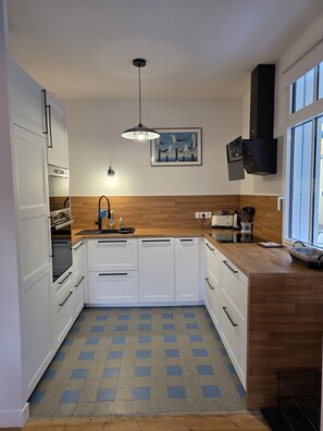 Fridge, microwave, oven, stovetop - Renovated 1939 house - Seaside charm - Garden view of quiet wood (Le Pouliguen)