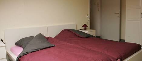 Fer et planche à repasser, Wi-Fi gratuit, draps fournis