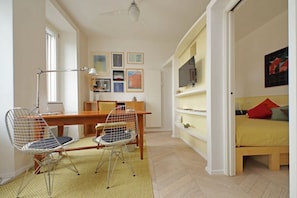 1 Schlafzimmer, Schreibtisch, Bügeleisen/Bügelbrett