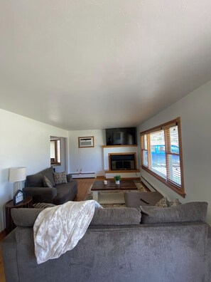 Living area - Charming 2-bedroom Stay (Rapid City)