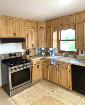 Private kitchen - Charming 2-bedroom Stay (Rapid City)