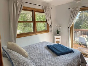 2 bedrooms, iron/ironing board, WiFi, bed sheets - Charming 2-bedroom Stay (Rapid City)