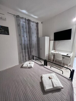 In-room safe, soundproofing, iron/ironing board, free WiFi - La Casetta (La Spezia)