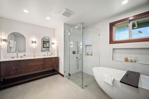 Shower, hair dryer, towels - Ohana Kai, Luxe Princeville home w/ AC (Princeville)